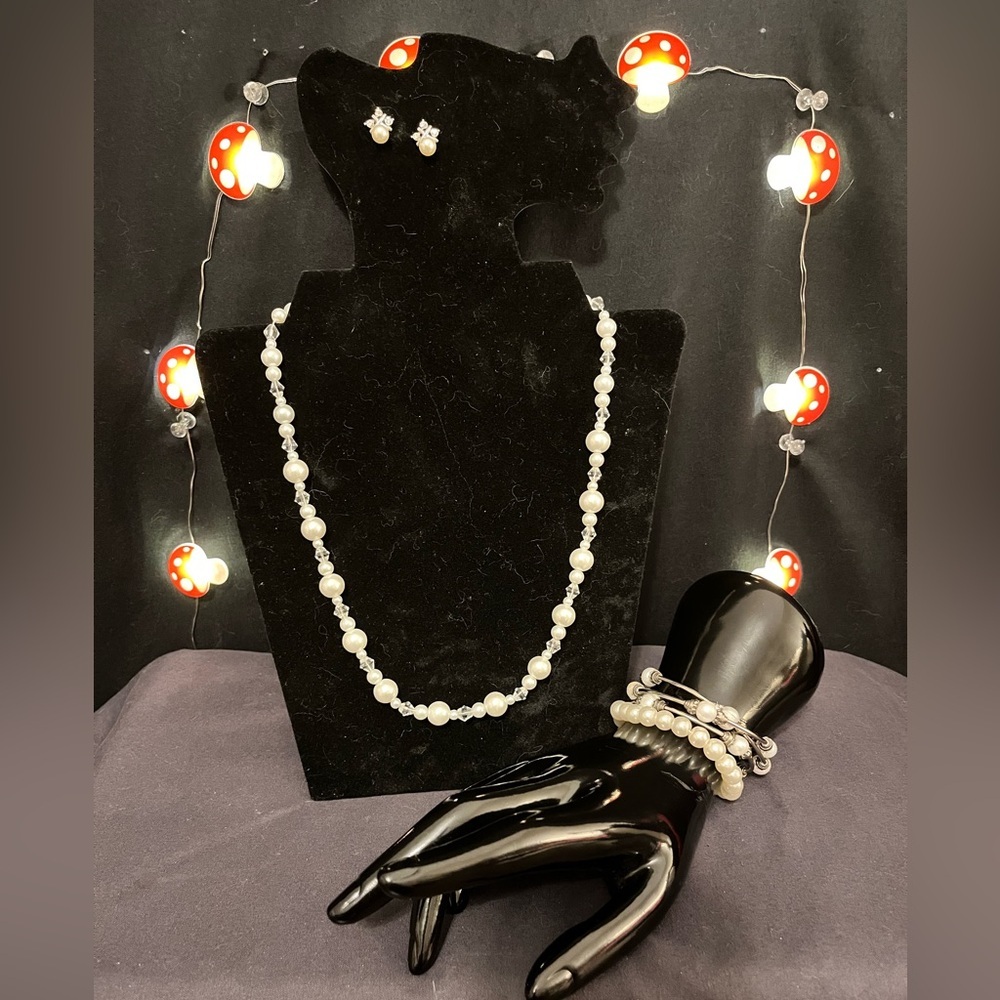 White Pearl Necklace Bracelets & Earrings Jewelry Set